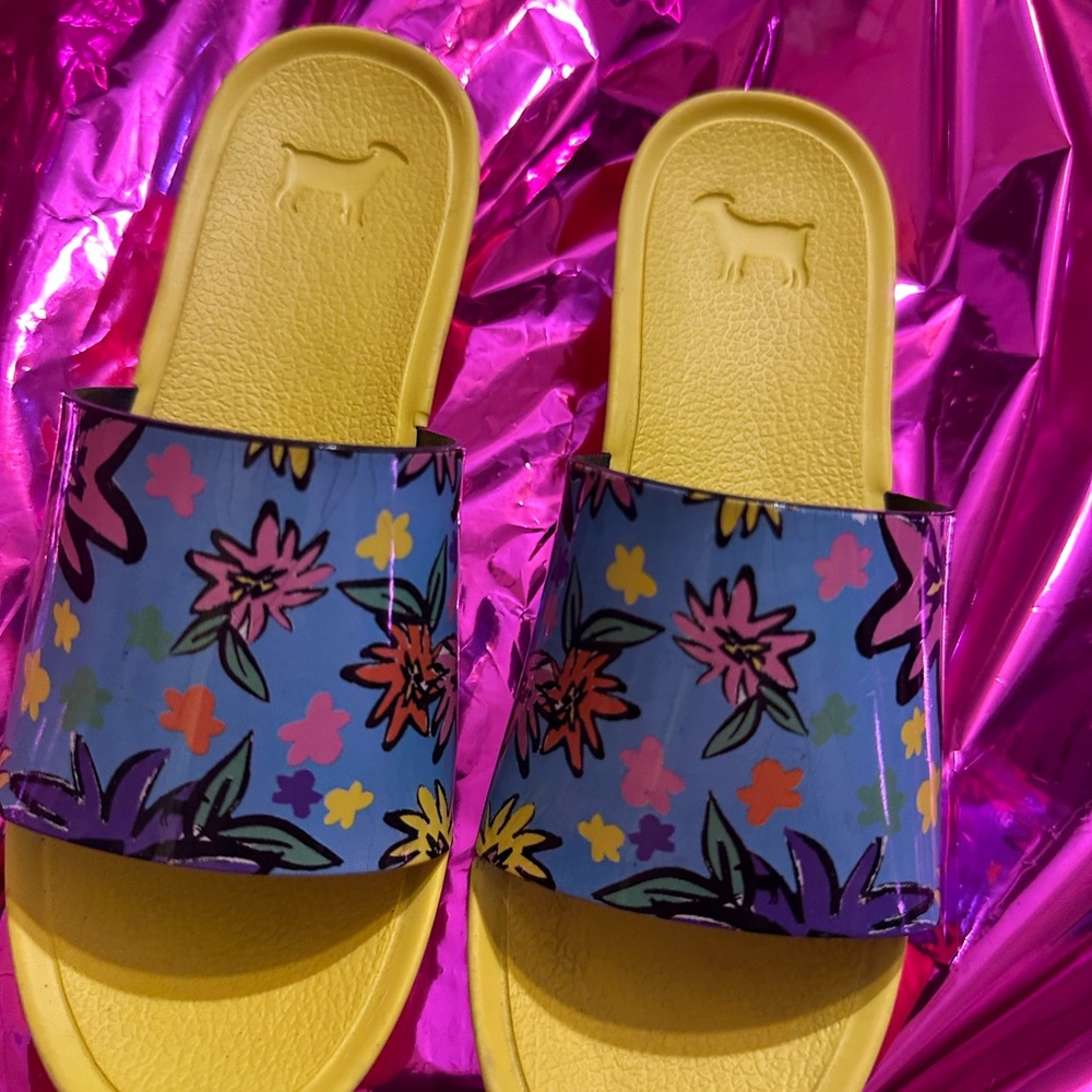 New without tags Goats girls size 1 slides big kids shoes